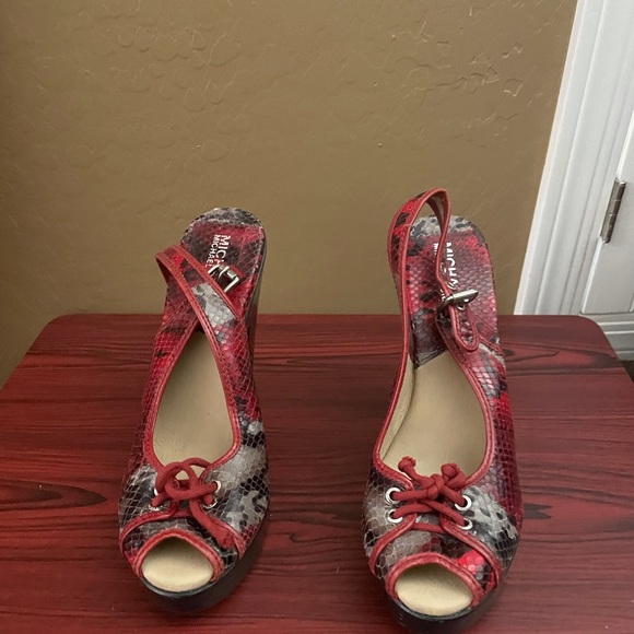 Red high heel shoe with designs - Picture 1 of 3